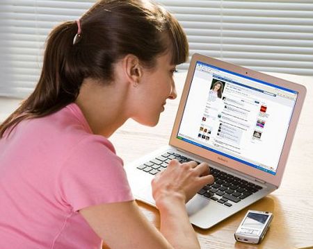 Thiếu nữ đăng ảnh gợi cảm để kiếm tiền trên Facebook